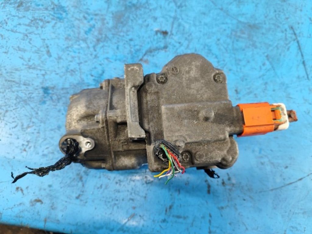 88370-47060 | Компресор кондиціонера TOYOTA PRIUS PLUS 11-14 - Фото 2