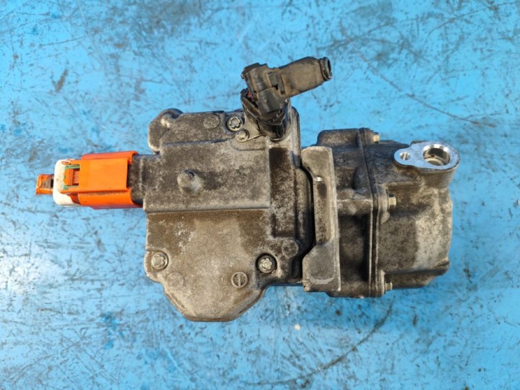 88370-47060 | Компресор кондиціонера TOYOTA PRIUS PLUS 11-14 - Фото 2