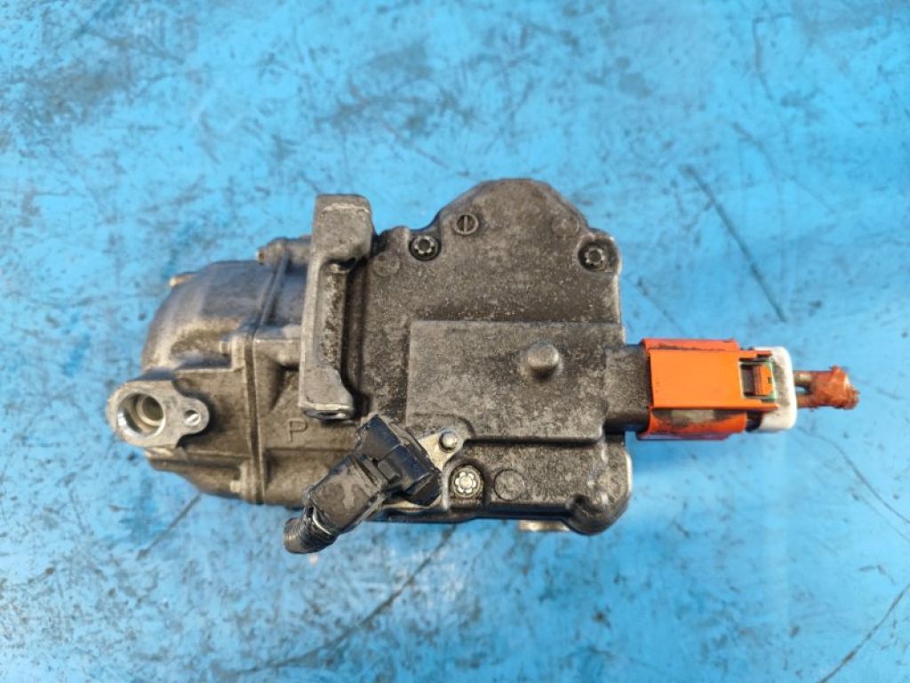 88370-47060 | Компресор кондиціонера TOYOTA PRIUS PLUS 11-14 - Фото 2