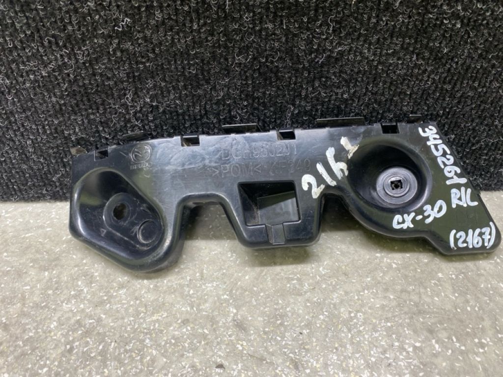 DGH9-50-2J1 | Кронштейн заднього бампера лів. MAZDA CX-30 19-