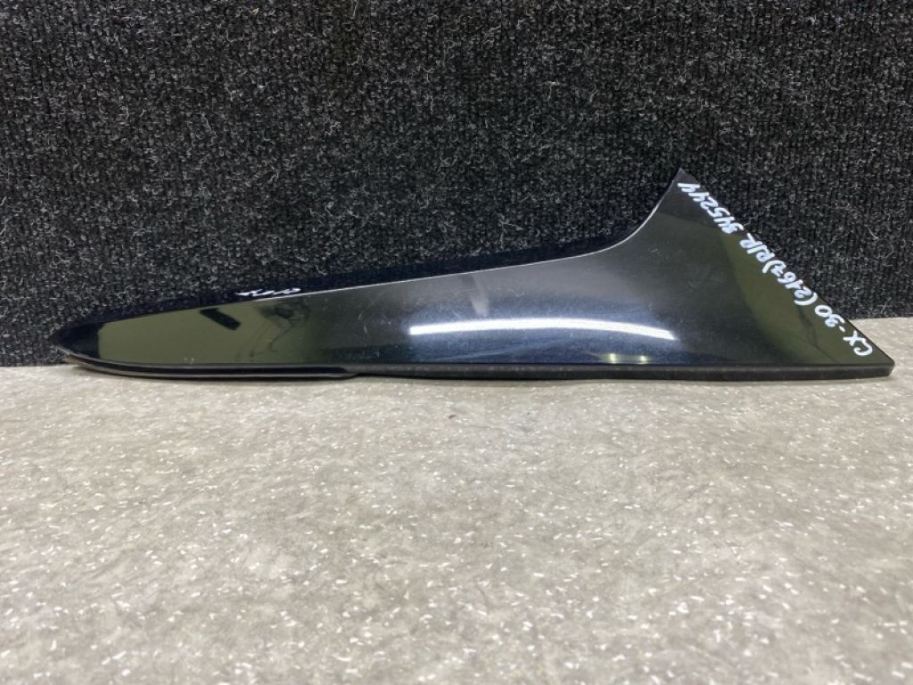 DGH9-51-9B0 | накладка кришки багажника прав. MAZDA CX-30 19-