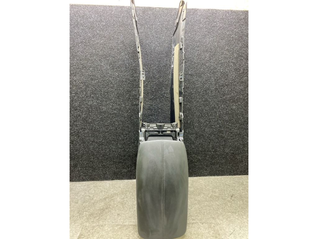 DGH9-64-42002 | Підлокітник MAZDA CX-30 19-