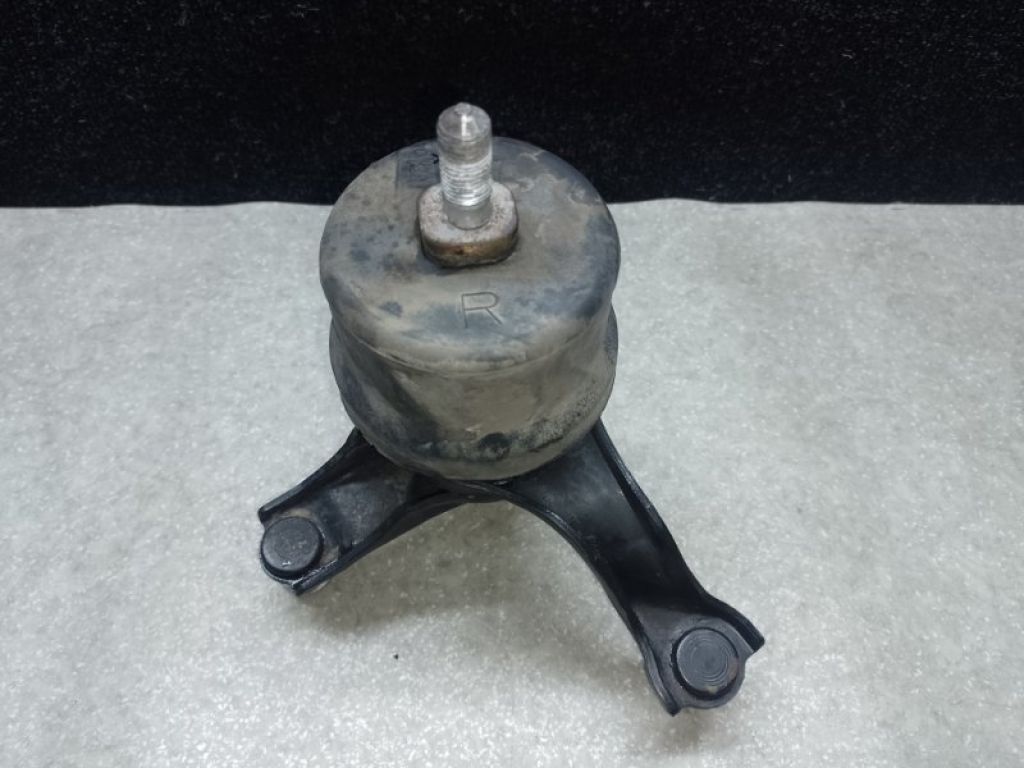 12362-0P040 | Подушка двигателя прав. TOYOTA SIENNA 03-10