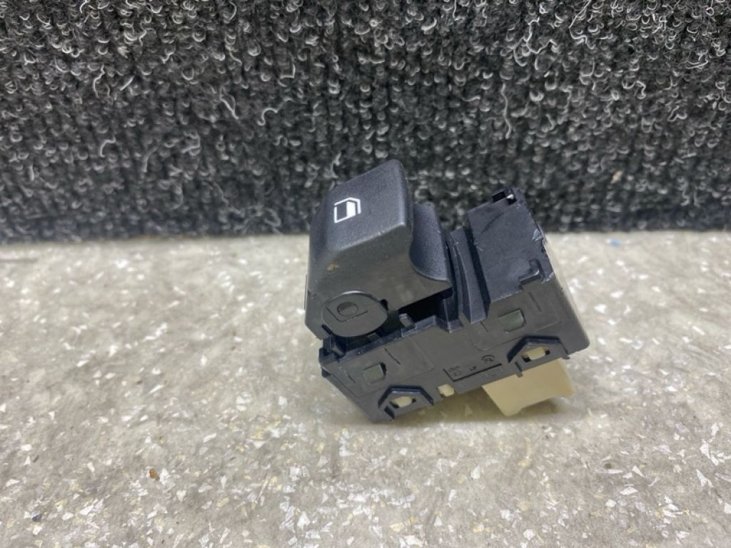 93581-K0010 | Кнопка стеклоподъемника задн. KIA SOUL SK3 19-