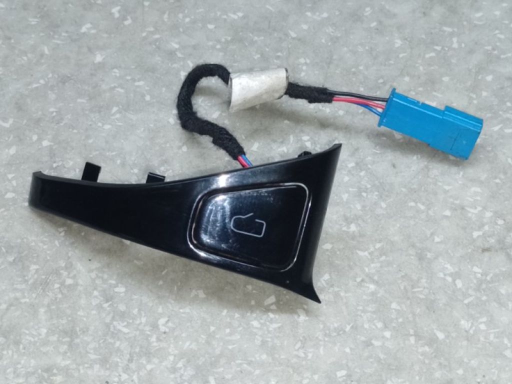 1094957-01-D | Кнопка открытия двери передн. прав. TESLA MODEL Y 19-