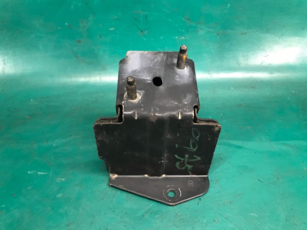 85210-JM00A | Кронштейн усилителя заднего бампера прав. NISSAN ROGUE 08-15