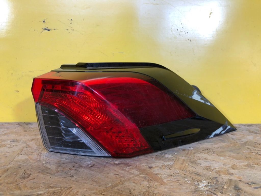 81551-42230 | Ліхтар зовнішній прав. TOYOTA RAV4 18-