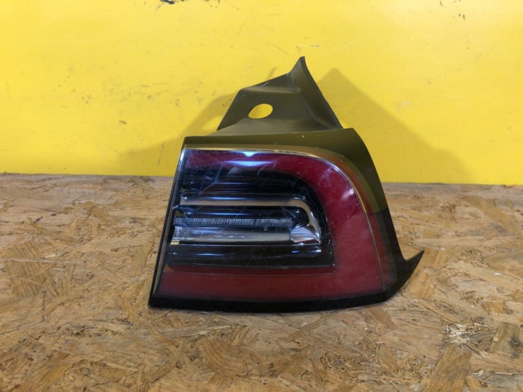 1077398-00-H | Ліхтар зовнішній прав. TESLA MODEL Y 19-