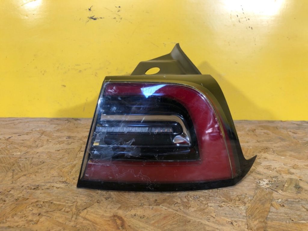 1077398-00-H | Фонарь наружный прав. TESLA MODEL Y 19-