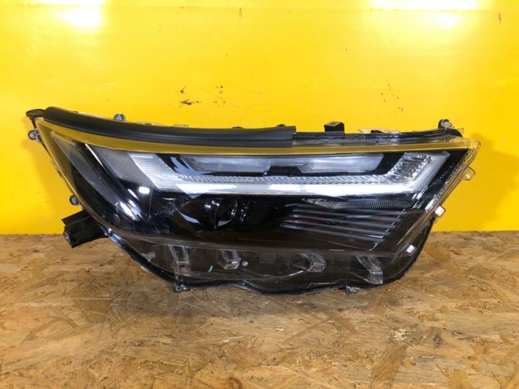 81110-0R440 | Фара прав. TOYOTA RAV4 18-