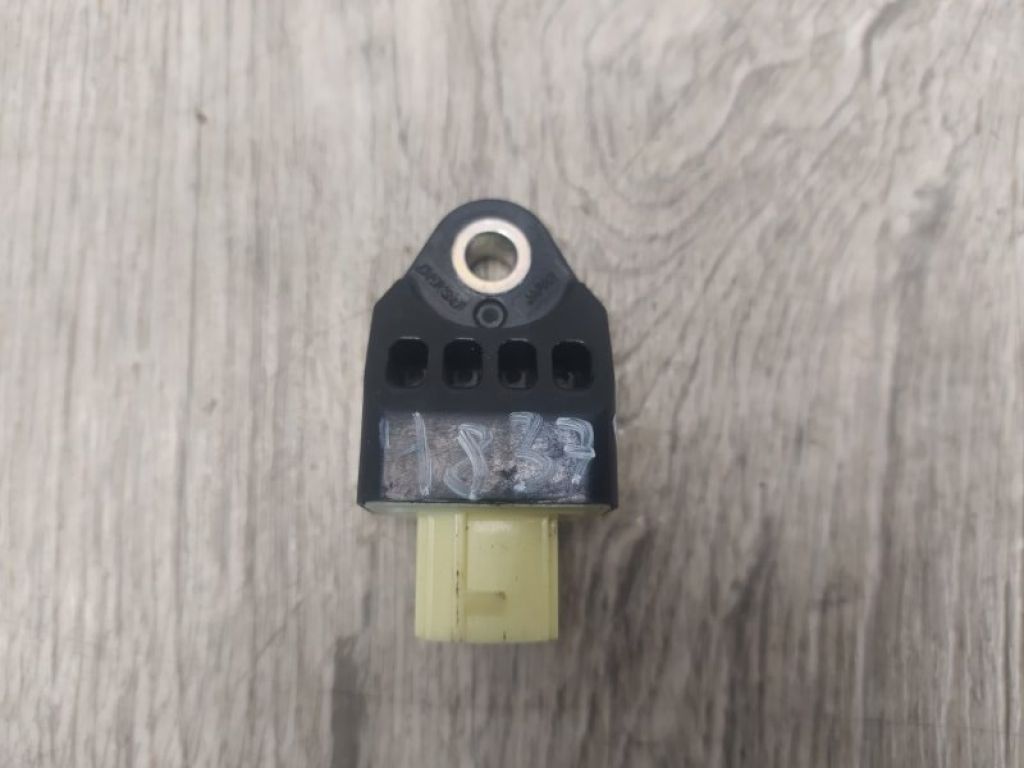 89831-21010 | Датчик удара LEXUS CT200 11-17