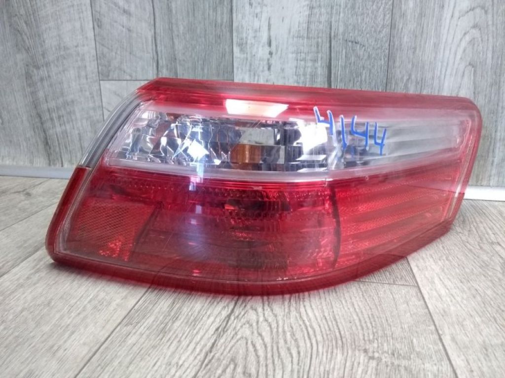 81551-33340 | Ліхтар зовнішній прав. TOYOTA CAMRY 40 06-11