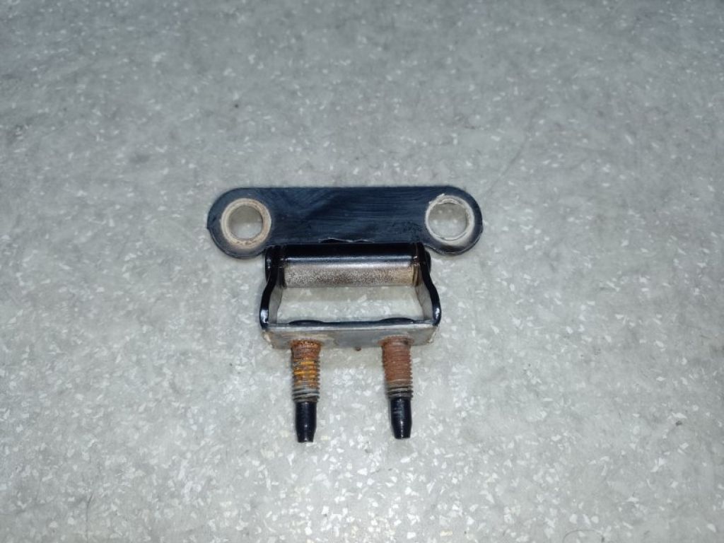 68810-47010 | Петля кришки багажника LEXUS CT200 11-17