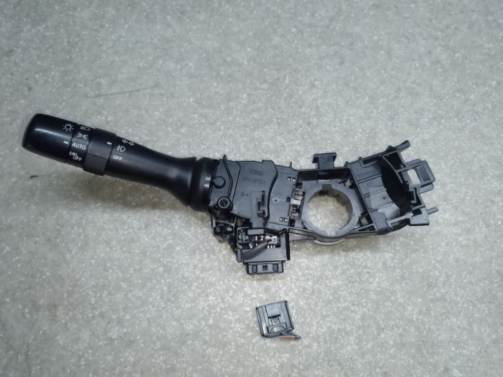84140-33202 | Підрульовий перемикач лів. LEXUS CT200 11-17