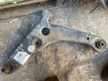 Важіль передньої підвіски нижній лів. MITSUBISHI LANCER IX 9 03-07
