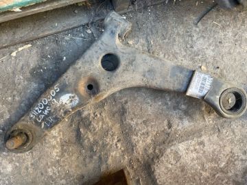 Рычаг передней подвески нижний лев. MITSUBISHI LANCER IX 9 03-07