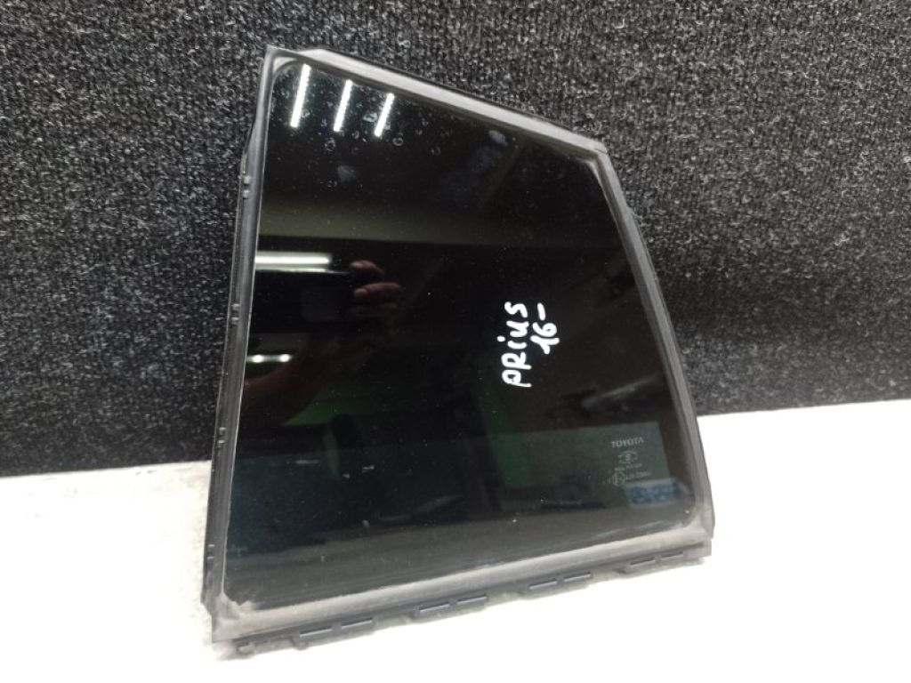 68124-47030 | Стекло двери глухое задн. лев. TOYOTA PRIUS 16-