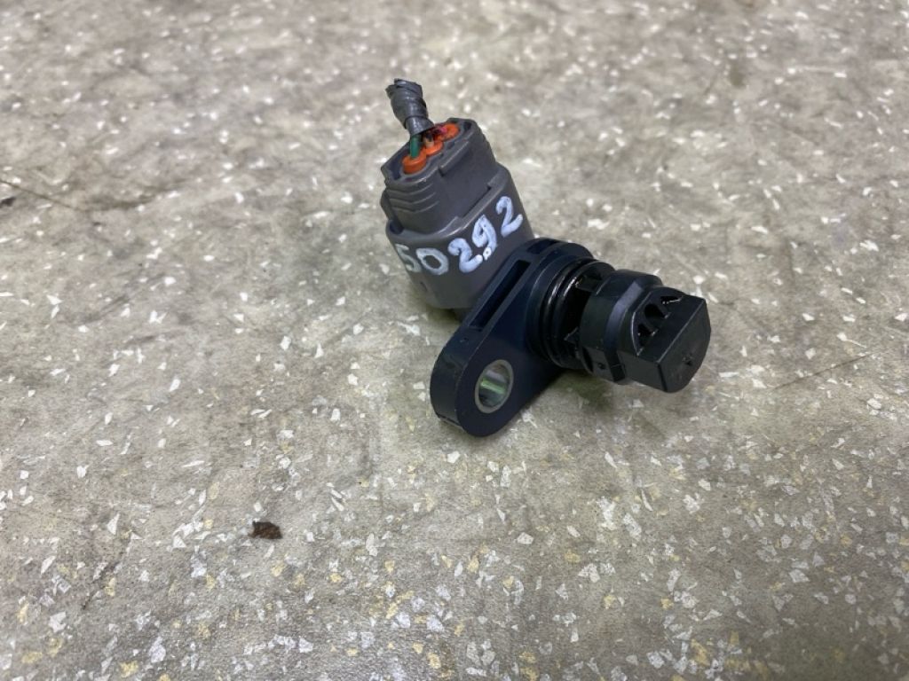 PE01-18-230 | Датчик положения распредвала MAZDA CX-5 (KF) 16-21