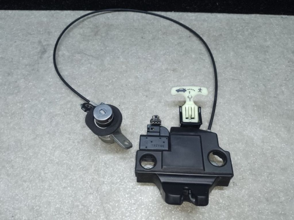 64600-06070 | Замок крышки багажника TOYOTA CAMRY 70 17-