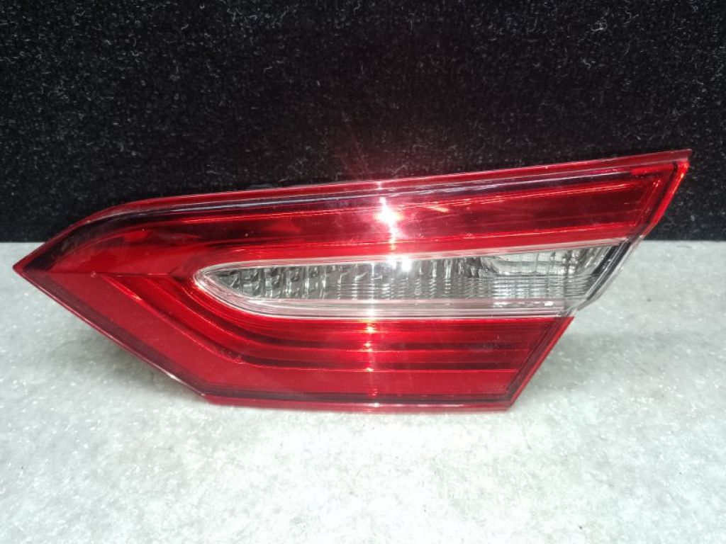81580-06620 | Фонарь внутренний прав. TOYOTA CAMRY 70 17-