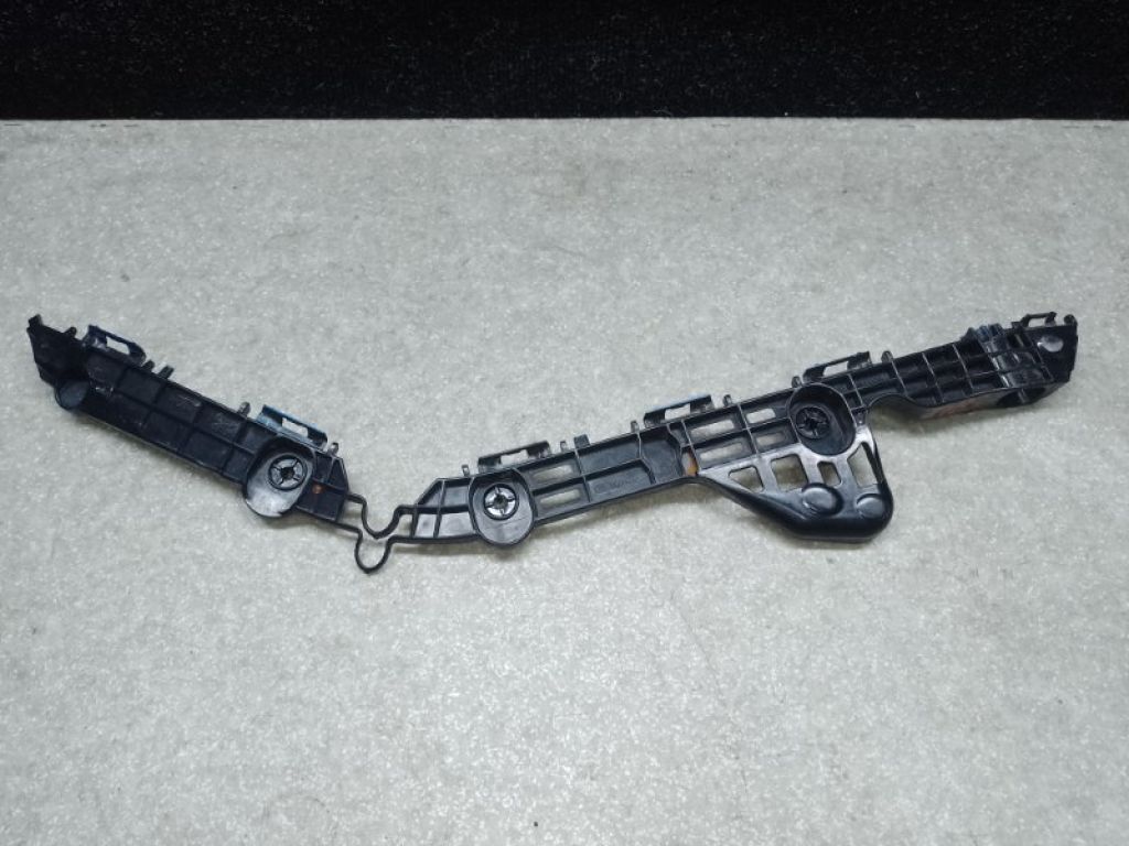 52575-06160 | Кронштейн заднего бампера прав. TOYOTA CAMRY 70 17-