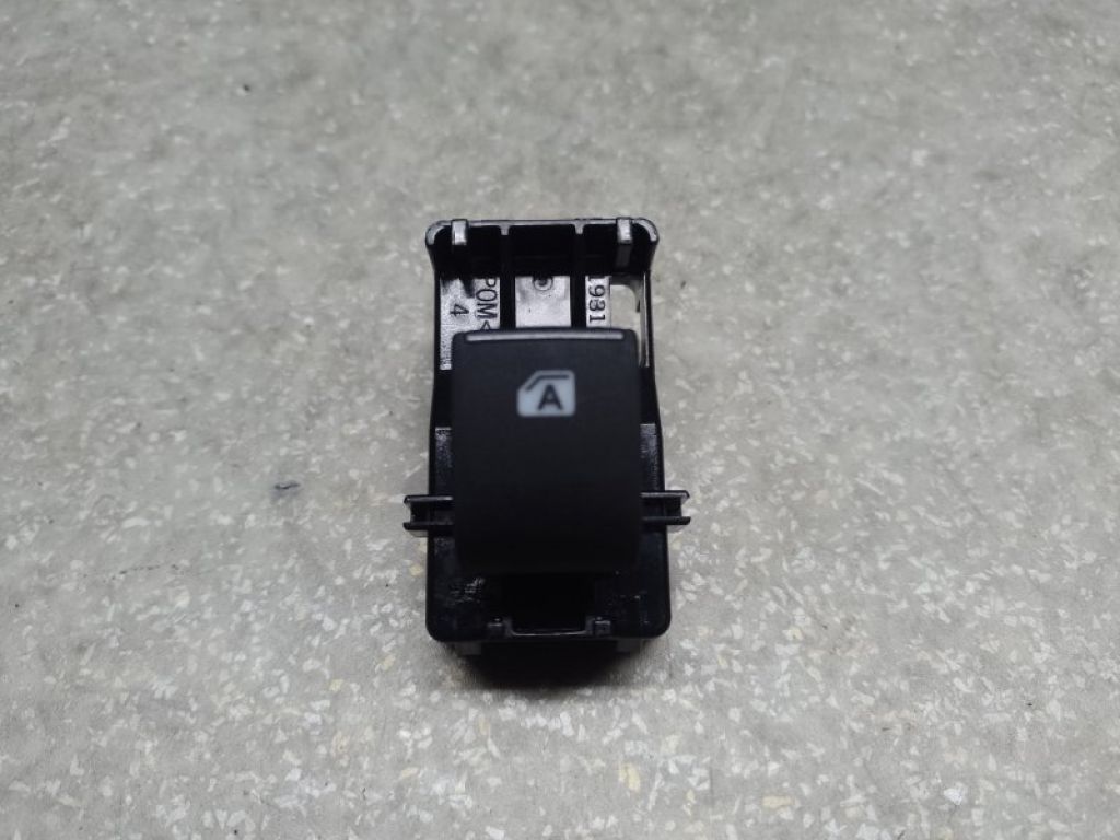 84810-0E040 | Кнопка склопідіймача передн. прав. TOYOTA CAMRY 70 17-