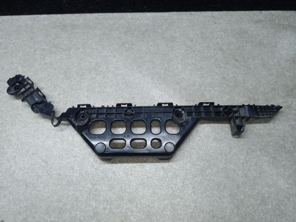 52575-06140 | Кронштейн заднего бампера прав. TOYOTA CAMRY 55 14-17