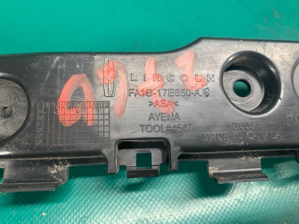 FA1Z-17D942-B | Кронштейн заднього бампера прав. LINCOLN MKX 16-18 - Фото 3