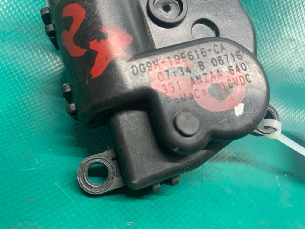 DG9H19E616CA | Моторчик заслінки пічки LINCOLN MKX 16-18 - Фото 3