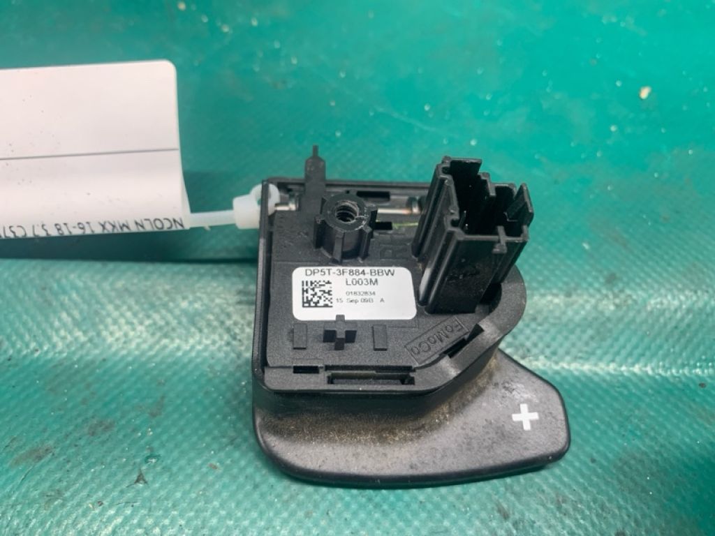 GP5Z-3F884-BA | Пелюстки перемикання передач прав. LINCOLN MKX 16-18