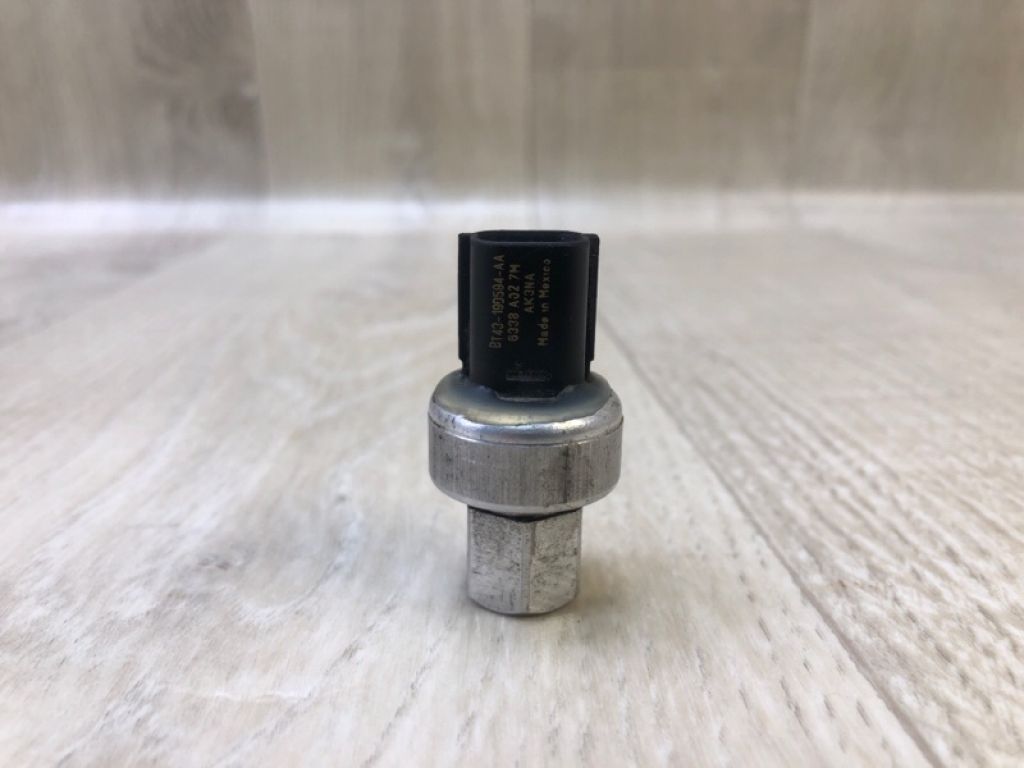 HG1Z-19D594-A | Датчик давления кондиционера FORD MUSTANG 15-