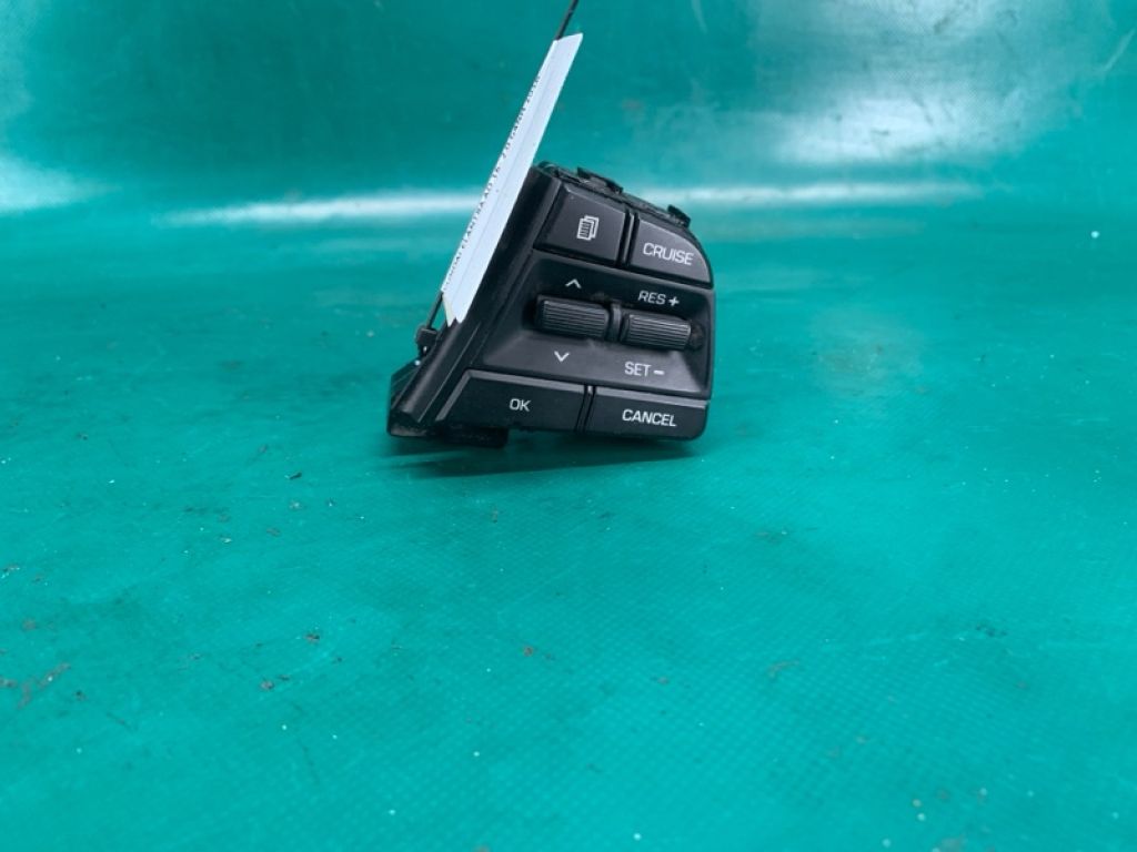 96700F2210 | Кнопки на руль прав. HYUNDAI ELANTRA AD 16-