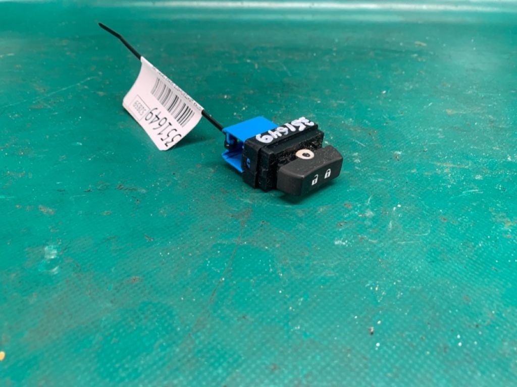 95299159 | Кнопка центрального замка передн. лев. CHEVROLET TRAX 16-22