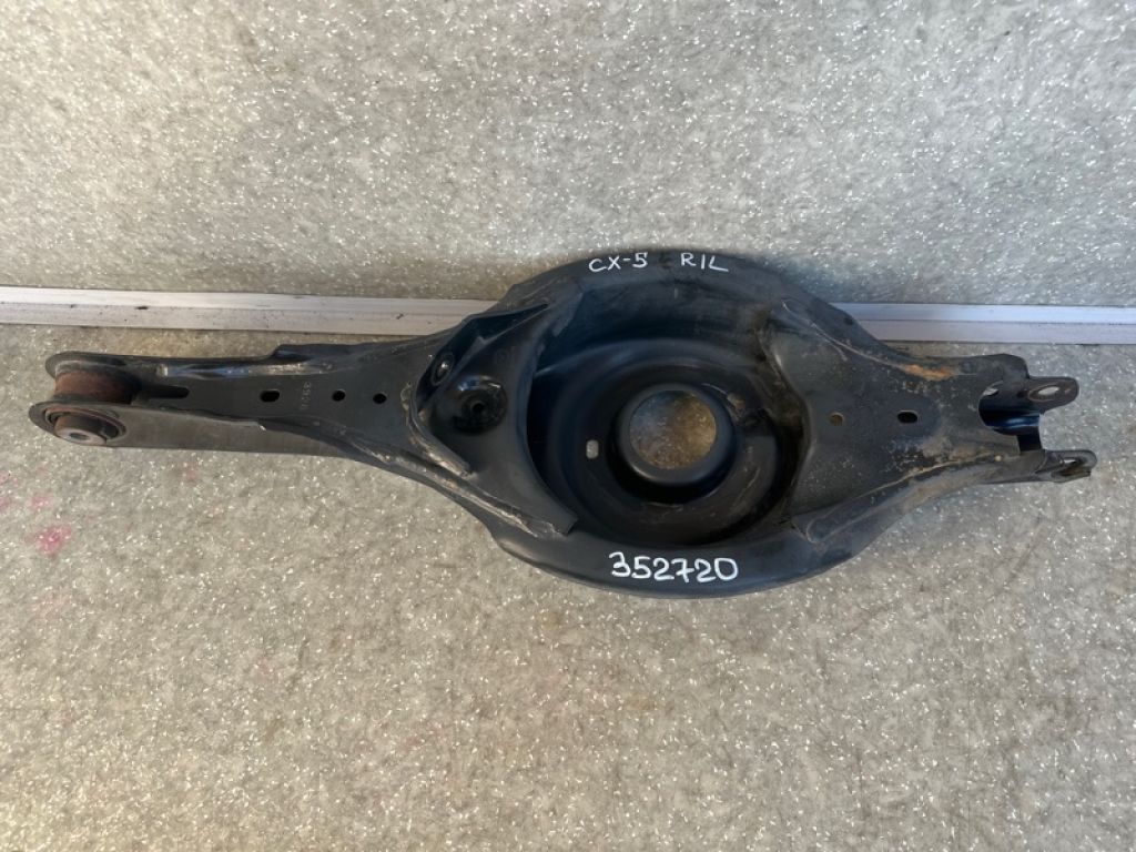 KD35-28-350 | Важіль задньої підвіски нижній поперечний лів. MAZDA CX-5 (KF) 16-21