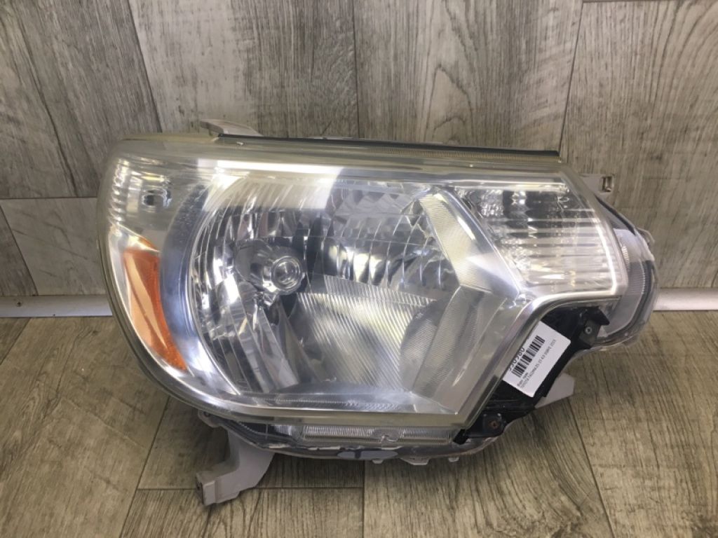 81110-04221 | Фара прав. TOYOTA TACOMA 05-15