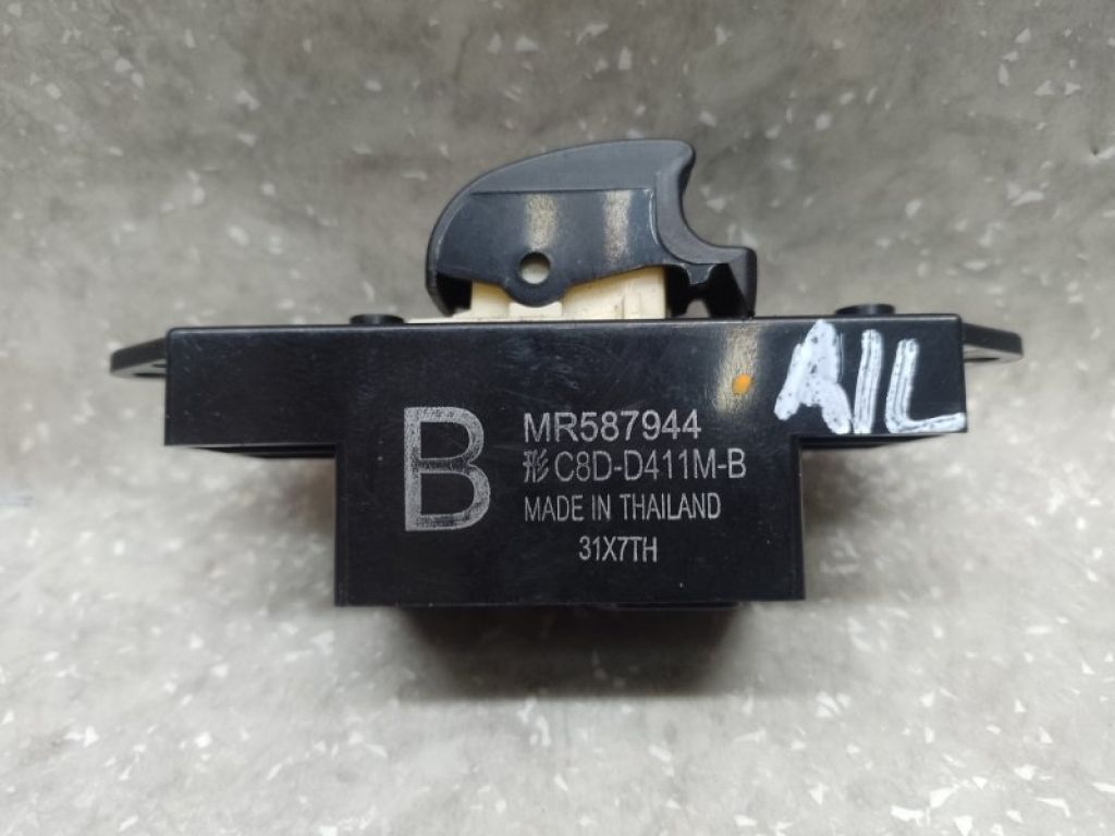 MR587944 | Кнопка стеклоподъемника задн. MITSUBISHI OUTLANDER XL 05-13 - Фото 3