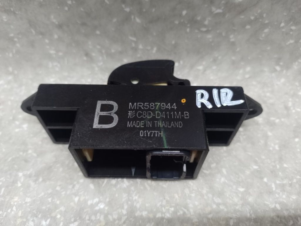 MR587944 | Кнопка склопідіймача задн. MITSUBISHI OUTLANDER XL 05-13 - Фото 3