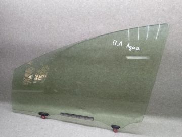 Скло дверей передн. лів. TOYOTA PRIUS C/AQUA 11-14