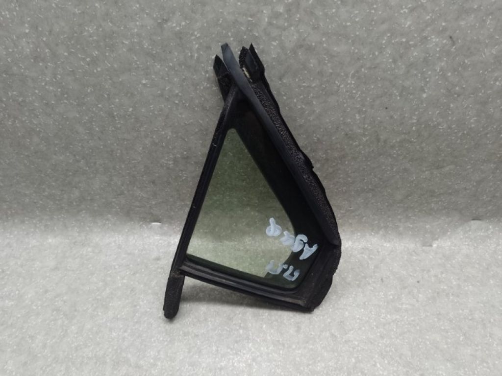 68125-52070 | Скло дверей глухе передн. прав. TOYOTA PRIUS C/AQUA 11-14