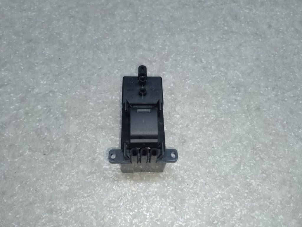 35760-T4N-H01 | Кнопка стеклоподъемника задн. HONDA HRV 14-22