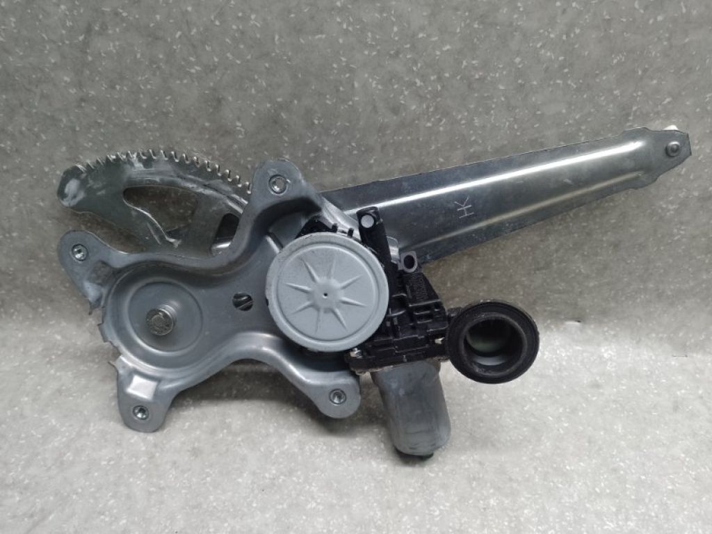 69804-52130 | Стеклоподъемник задн. лев. TOYOTA PRIUS C/AQUA 11-14