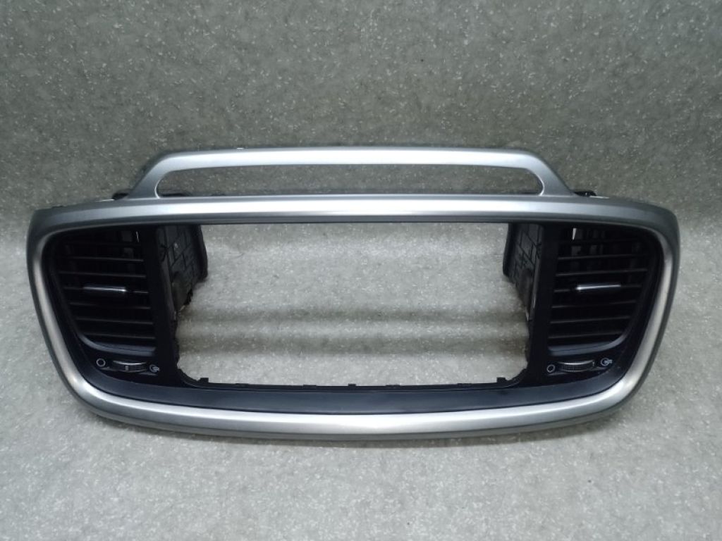 84740C-6000F55 | Накладка торпедо під магнітолу KIA SORENTO UM 14-