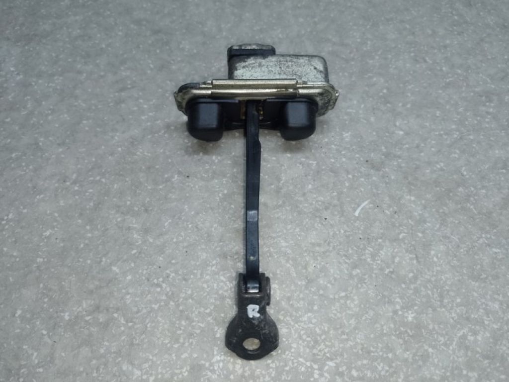 79390-C6000 | Обмежувач дверей передн. прав. KIA SORENTO UM 14-