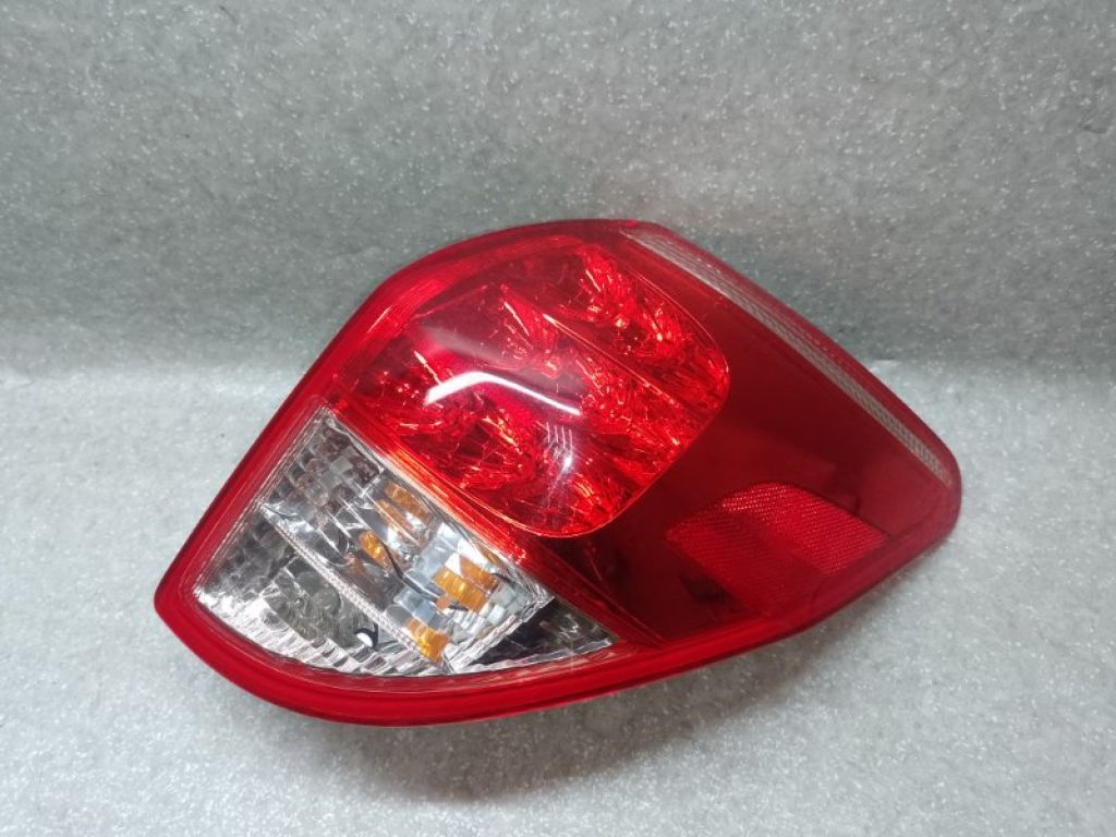 81551-42100 | Фонарь наружный прав. TOYOTA RAV4 05-12