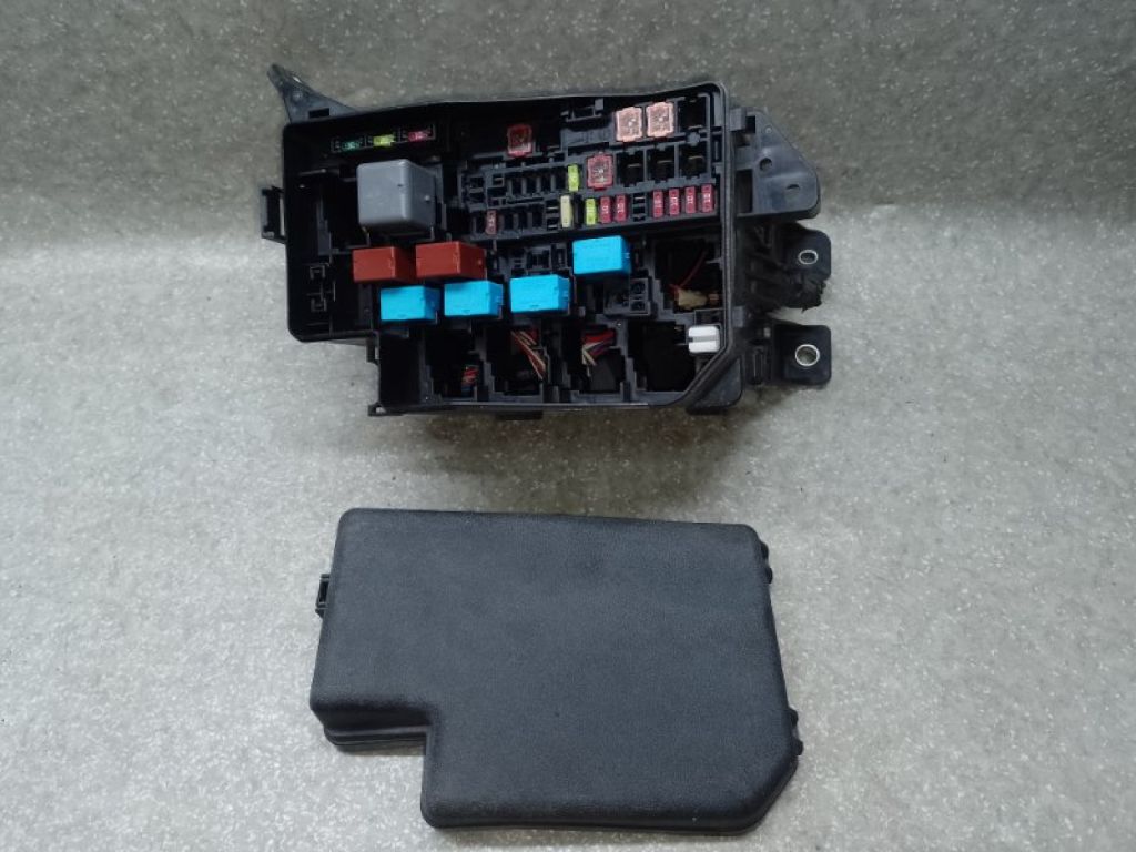 82742-42030 | Блок запобіжників моторний відсік прав. TOYOTA RAV4 05-12