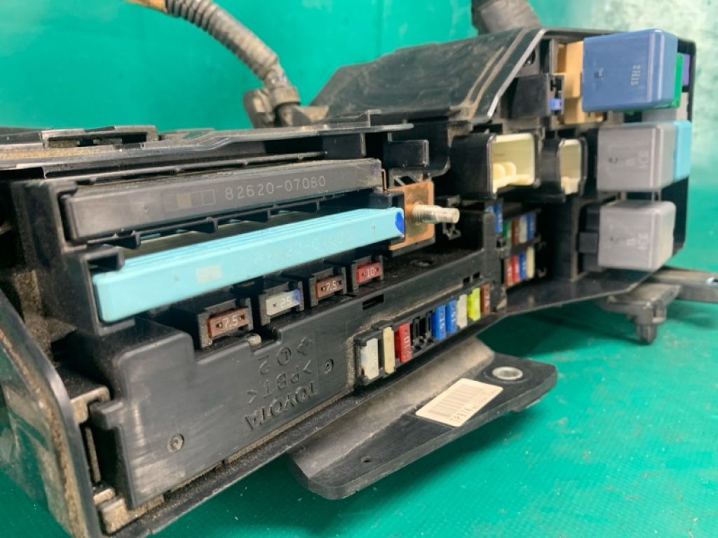 8274107030 | Блок предохранителей моторный отсек TOYOTA AVALON 05-12 - Фото 3