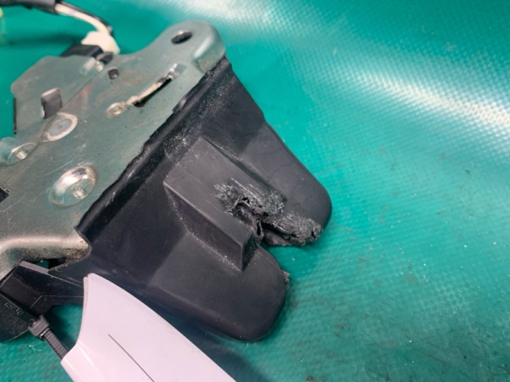 64600AC030 | Замок кришки багажника TOYOTA AVALON 05-12 - Фото 5