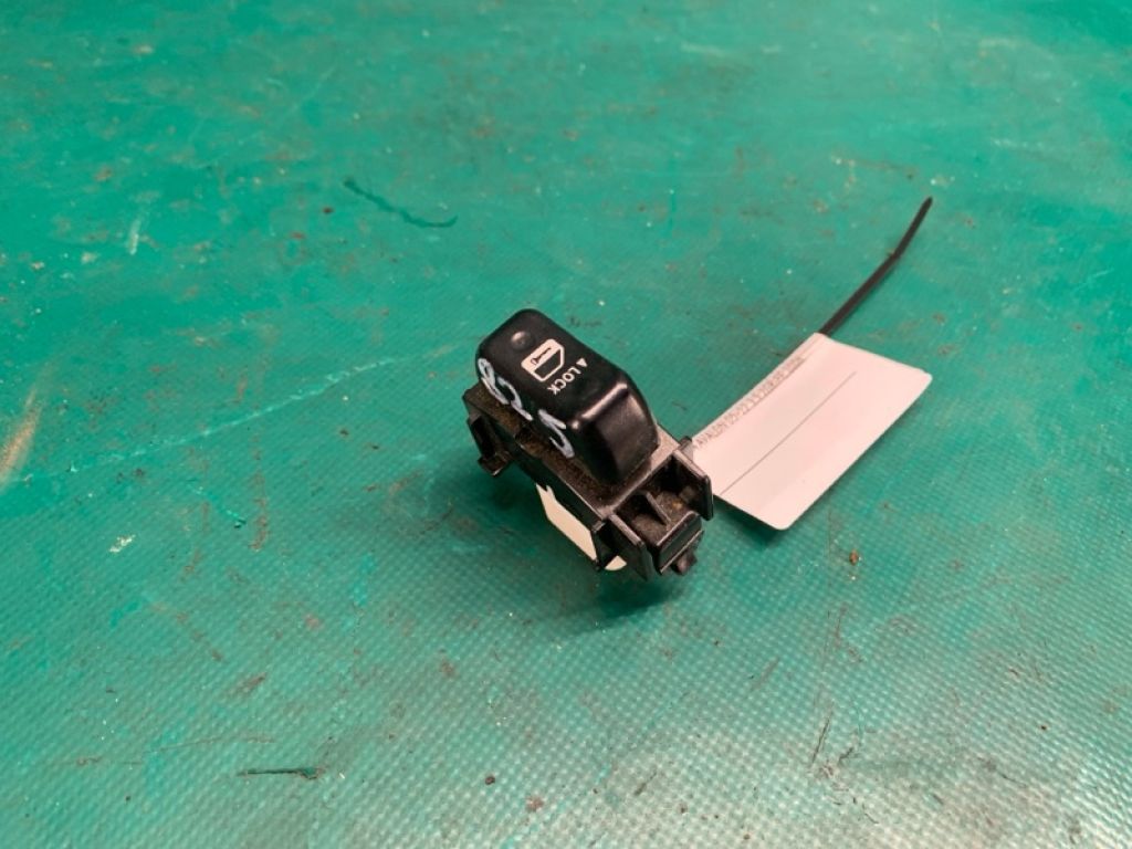 84930AA020 | Кнопка центрального замка передн. прав. TOYOTA AVALON 05-12