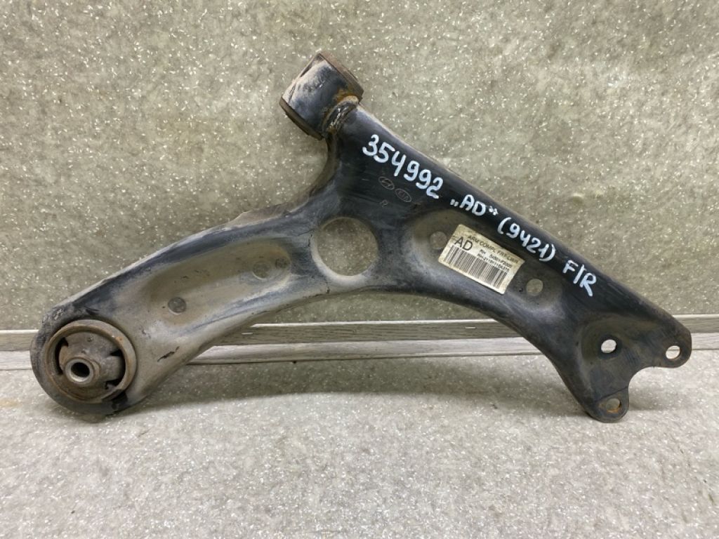 54501-F2000 | Важіль передньої підвіски нижній прав. HYUNDAI ELANTRA AD 16-