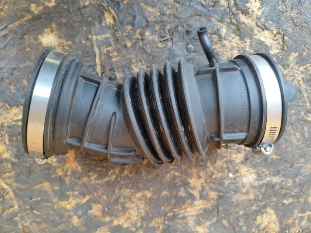 GV61-9R504-CB | Патрубок впускной системы FORD ESCAPE 12-19